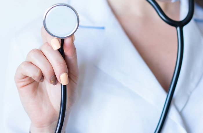 Doctora con estetoscopio